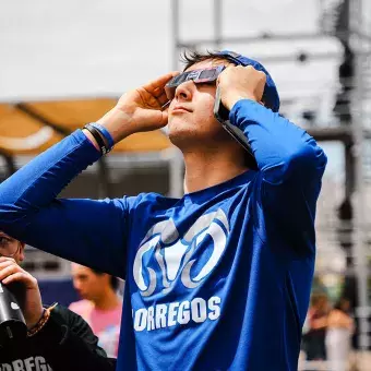 Estudiante con lentes solares en el Tec de Monterrey campus Laguna durante el eclipse solar 2024