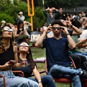 Alumnos disfrutando el eclipse solar desde Jardín de las Carreras.