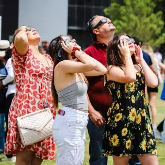 Familias se reúnen para contemplar el eclipse solar en el Tec de Monterrey campus Laguna