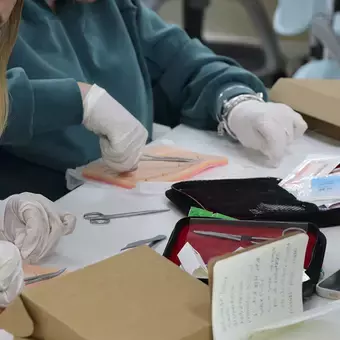 Estudiantes en taller de suturas