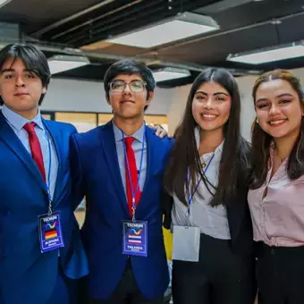 estudiantes en TECMUN en Tec Campus Tampico posando