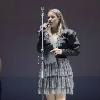 Ganadora agradeciendo