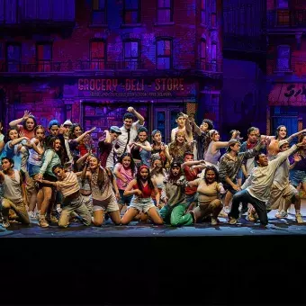 Elenco In The Heights pose final de baile