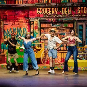 Personajes In The Heights bailando en escena