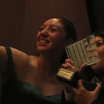 Ganadoras presumiendo su premio
