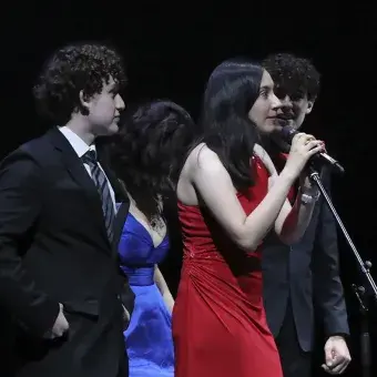 Ganadores agradeciendo el premio