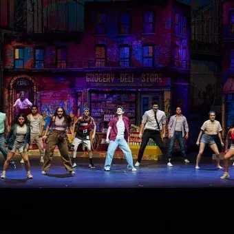 Elenco de In The Heights bailando en escena