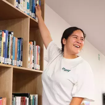 Estudiante en las renovadas instalaciones de Biblioteca