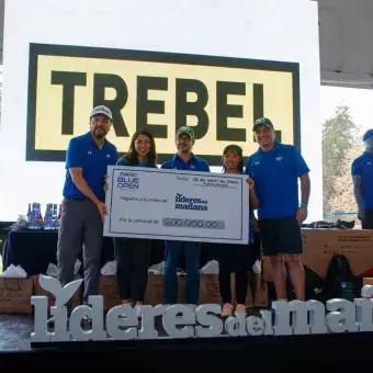 Entrega del cheque con la suma total recaudada del Torneo