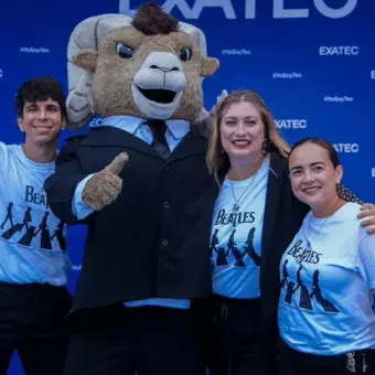 Tres directivos del Tec de Monterrey posando con Teus.