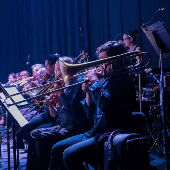 Personas tocando instrumentos.