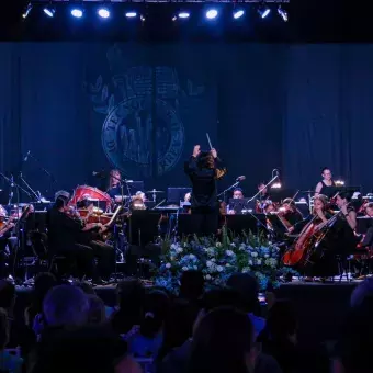 Orquesta Sinfónica de la UAT dando concierto.