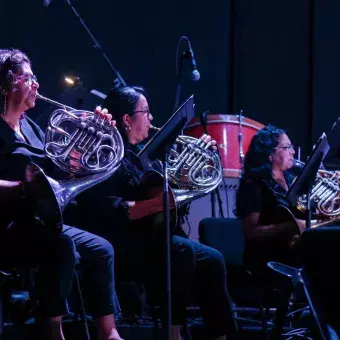 Personas tocando instrumentos.