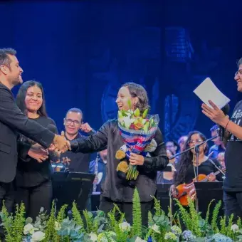 Director del Tec de Monterrey dando la mano a directora de la Orquesta Sinfónica de la UAT.