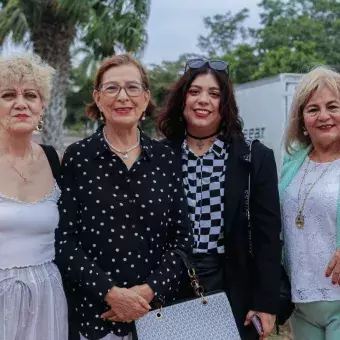 Cuatro mujeres posando.