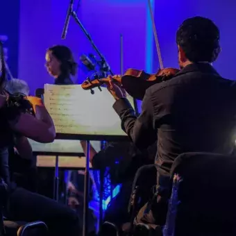 Dos personas tocando instrumentos.