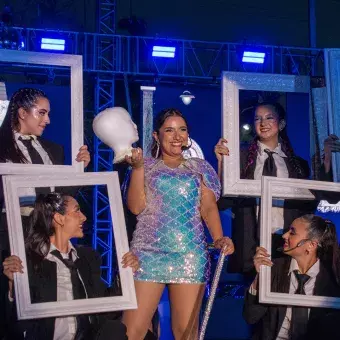 Grupo de estudiantes interpretando éxito del pop reciente