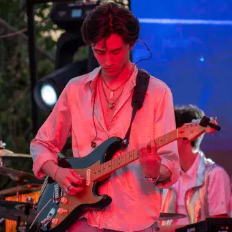 Estudiante interpretando solo de guitarra