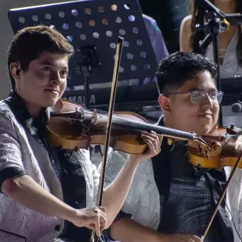 Musicos tocando violin