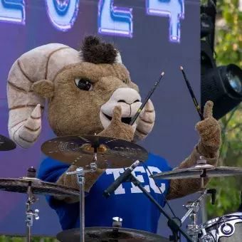 Teus interpretando solo de bateria de los éxitos pop