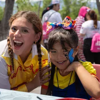 Participante en el pinta caritas de la feria Vive Extremo