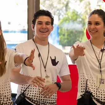 Participante y estudiante posando para una foto en la feria de Vive Extremo