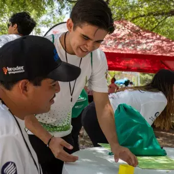 Participante en actividad de manualidades en Vive Extremo camp