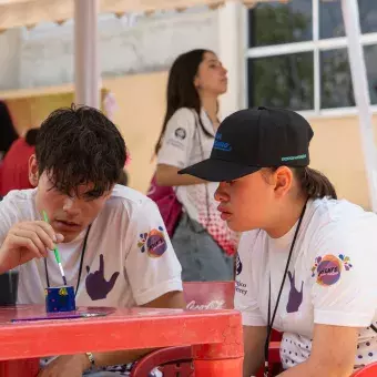 Estudiante y participante pintando en Vive Extremo Camp