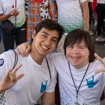 Estudiante y participante posando en foto