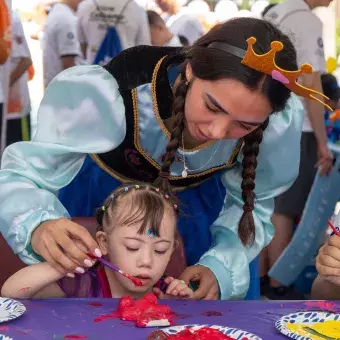 Estudiante pintando con su participante en Vive Extremo Camp