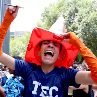 Joven celebra y canta con alegría en campus Monterrey.