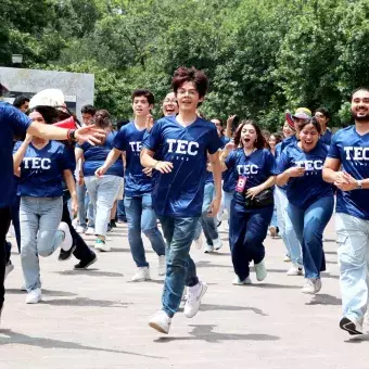 Alumnos corriendo por el campus Monterrey y disfrutando de Hi!Tec.