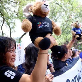 Colaboradora celebra la llegada de nuevos estudiantes al Tec.