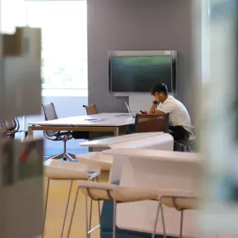 Espacio individual para estudiar y trabajar en learning commons del Tec de Monterrey campus Laguna