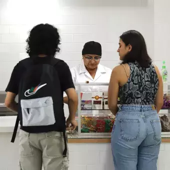 Alumnas y alumnos hacen sus primeras compras en la cafetería del Tec de Monterrey campus Laguna