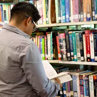 Profesor estudia en la nueva biblioteca del campus Laguna