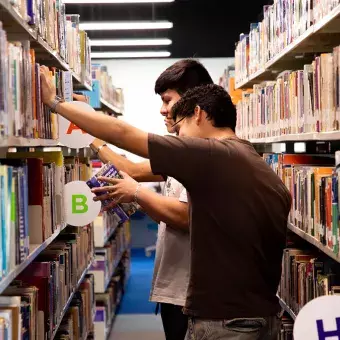 Alumnos echaron un ojo a los libros del campus Laguna en su nueva biblioteca