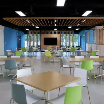 La remodelación de la cafetería de campus Laguna contempló espacios abiertos y acabados modernos