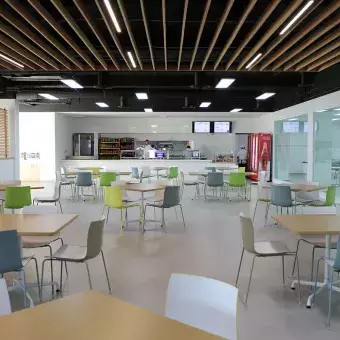 Nueva barra de servicio, nueva cocina y nuevo mobiliario en la cafetería del campus Laguna