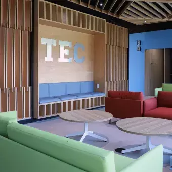 Espacio para convivencia en la cafetería del Tec de Monterrey campus Laguna