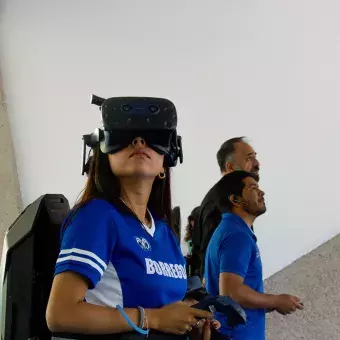 Alumna de negocios prueba laboratorio de realidad virtual