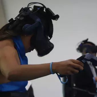 Egresada prueba laboratorios de realidad virtual