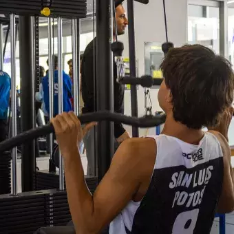 Estudiante haciendo uso de los nuevos equipos de brazo del gimnasio