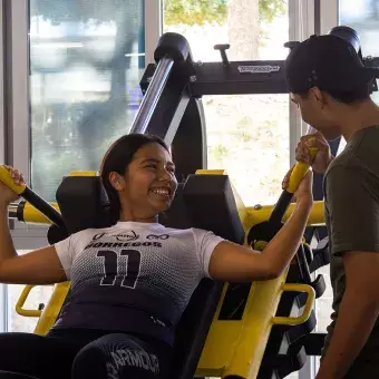 Estudiantes probando los nuevos equipos del gimnasio