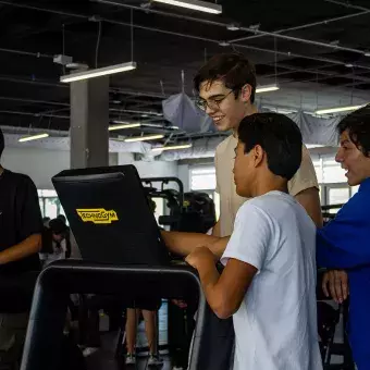 Estudiantes probando las nuevas caminadoras del gimnasio