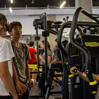 Estudiantes haciendo uso de los equipos nuevos del gimnasio