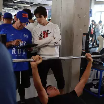 Estudiantes haciendo uso los nuevos equipos de brazo del gimnasio