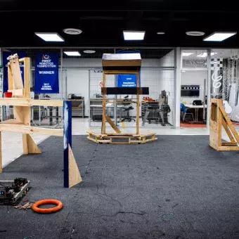 Cancha del laboratorio de PrepaTec Laguna consiste en un tapete y los insumos necesarios para el juego del robot