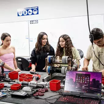 Estudiantes trabajan en laboratorio de PrepaTec Laguna llamado Maker Space