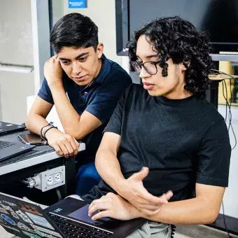 Mentores de ROULT trabajan en el Maker Space